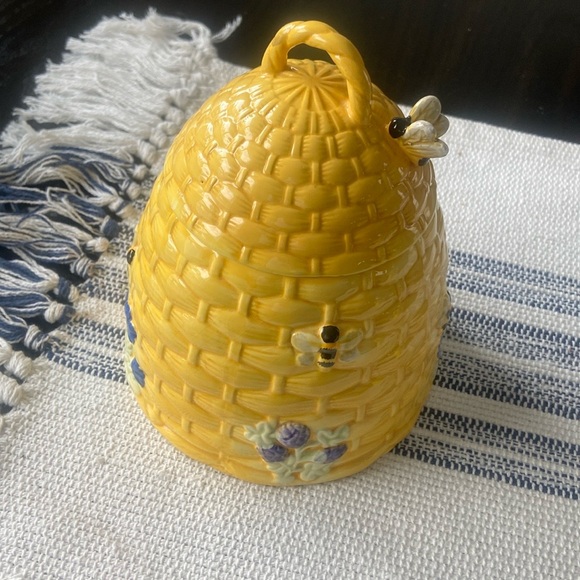 Vintage Beehive Cookie Jar w/ Bees Kate
Williams Global Design Connections... - Picture 1 of 7